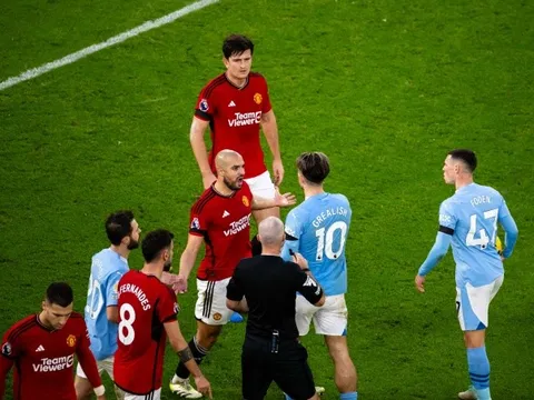 Amrabat tệ hại và quyết định 'tự hủy' của Ten Hag