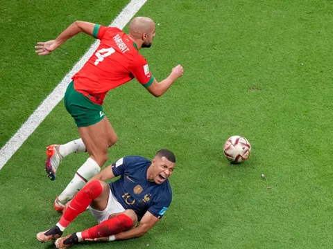 Micah Richards 'ngả mũ' với mục tiêu Liverpool