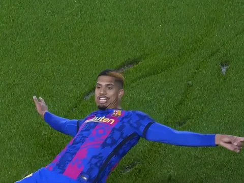 Ăn mừng cuồng nhiệt bàn thắng việt vị, sao Barca dính chấn thương phải rời sân