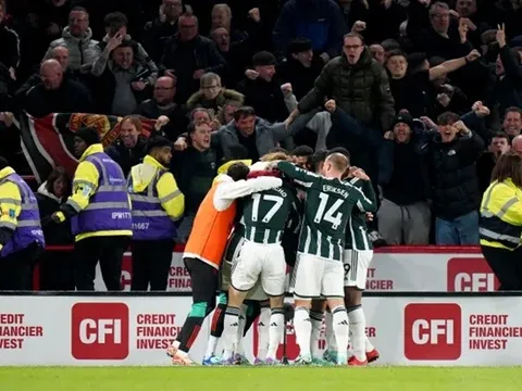 Ăn mừng cuồng nhiệt, dàn sao Man Utd suýt gặp rắc rối