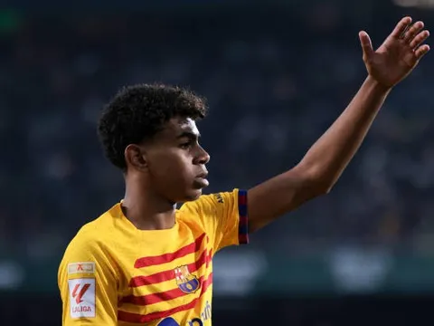 11 lần thắng tranh chấp, 5 pha rê bóng, "báu vật" Barca lại tỏa sáng