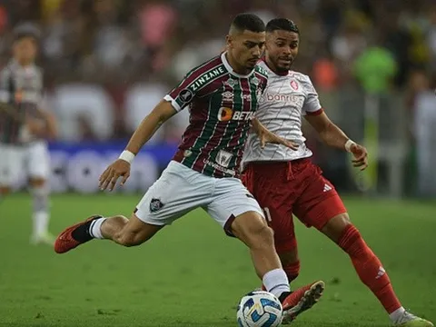 Liverpool giương cờ trắng trong cuộc đua với Arsenal