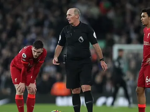 Liverpool sở hữu Roberto Carlos và Cafu trong đội hình
