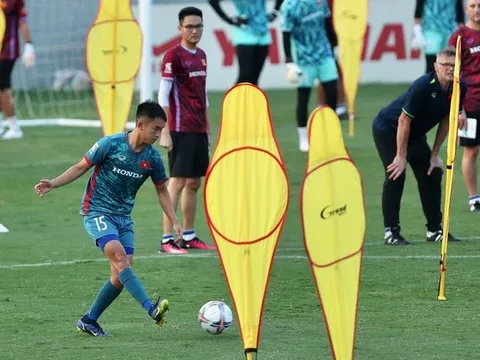 Việt kiều Nguyễn An Khánh gây ấn tượng lớn; Tiền vệ Hong Kong: "Việt Nam mạnh hơn Thái Lan"