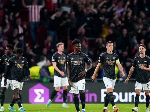 Công cùn thủ kém, Arsenal 'phơi áo' trước PSV