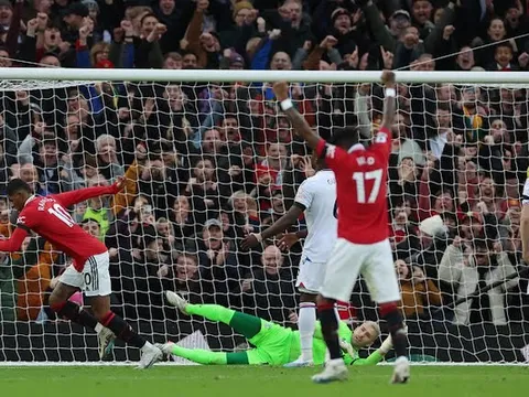 Rashford bùng nổ, M.U hạ Palace vào top 3 trong thế thiếu người