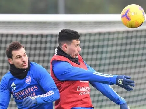 'Bom tấn' xuất hiện trở lại cùng Aubameyang, tam tấu U20 bừng sáng sân tập Arsenal