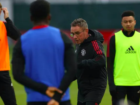 Rangnick chỉ đạo buổi đầu tiên, lộ diện không khí trên sân tập M.U