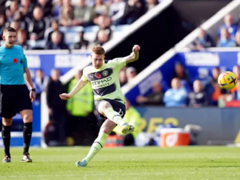 De Bruyne lập siêu phẩm, Man City chiếm ngôi đầu của Arsenal