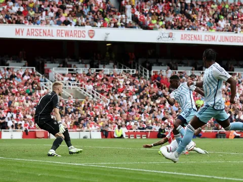 Nhanh như chớp, cựu sao M.U xé toạc hàng thủ Arsenal