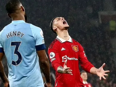 Agbonlahor chê bai sao Man Utd