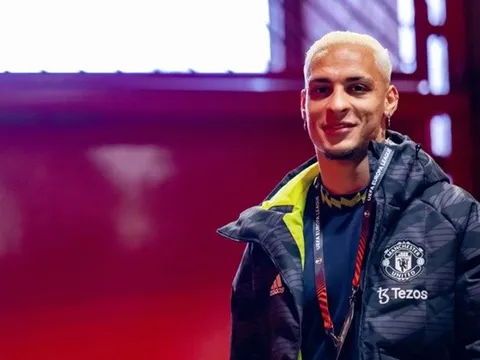Antony báo hung tin cho Man Utd