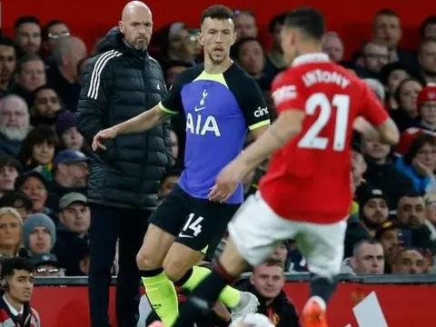 Antony biến 2 cầu thủ Tottenham thành kẻ học việc