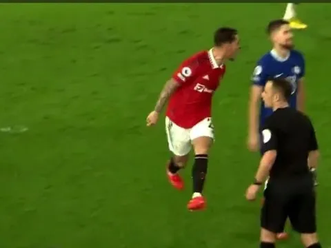 Antony dữ dội, hét vào mặt cầu thủ Chelsea khi Casemiro ghi bàn