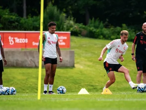 Antony khiến đồng đội trầm trồ; Cạ cứng theo sát Mason Mount trên sân tập
