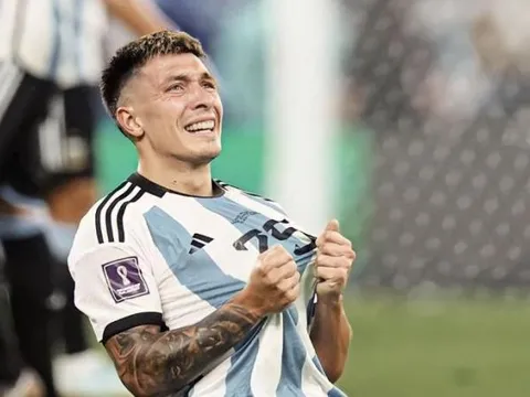 Đồng đội ngả mũ thán phục Lisandro Martinez