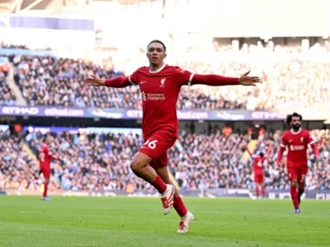 Arnold hóa cứu tinh, ngôi đầu Man City lung lay dữ dội