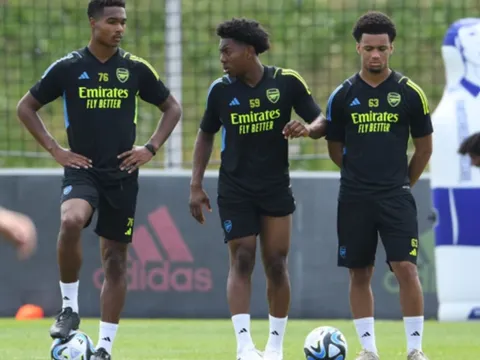 3 thần đồng Arsenal xuất hiện trên sân tập