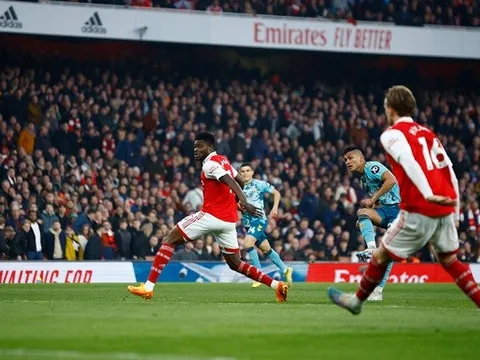 Khiến Arsenal ôm hận, Walcott nêu tên CLB xuất sắc nhất Premier League