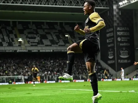 Cơn lốc đường biên khiến Arsenal mê mẩn