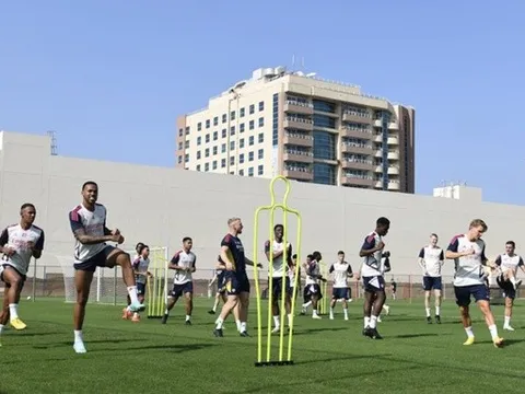 Arsenal đến Dubai, 2 'măng non' gây chú ý