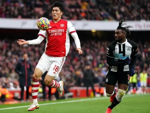 Arsenal chi 17 triệu bảng cho Takehiro Tomiyasu là tội ác với Bologna