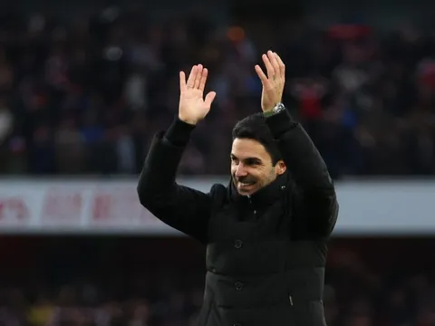 Arsenal đối đầu Wayne Rooney hè này