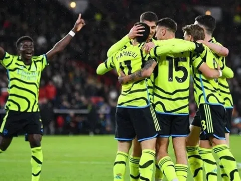 Arsenal "nướng chín" Premier League