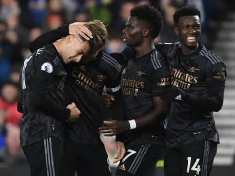 Arsenal tái hiện phiên bản Leicester 2016?