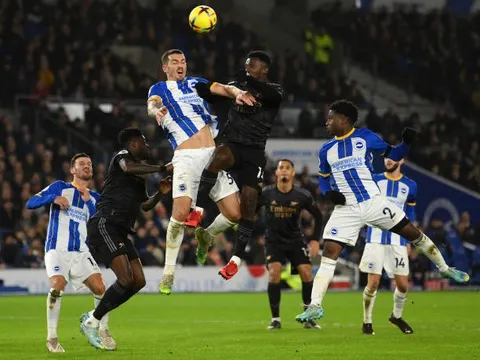 Arsenal thắng kịch tính trong ngày Saliba hóa tội đồ