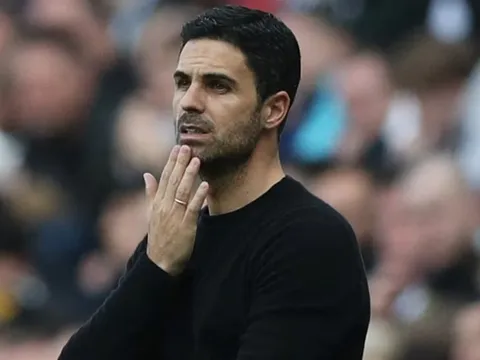 Arsenal thanh lý gấp 2 ngôi sao