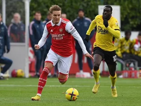Arsenal thua xấu hổ trước ngày đến Dubai