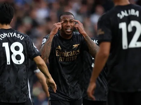 Arsenal tìm thấy 'hòn đá tảng' trong chiến thắng Leicester