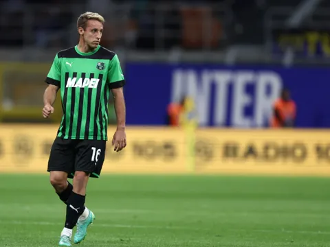 Arsenal tranh mua tiền vệ 35 triệu bảng với Man United