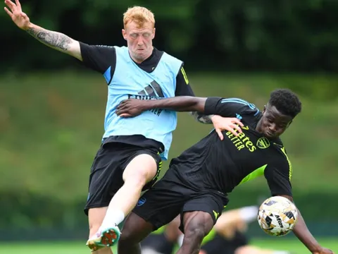 Arsenal trình làng cầu thủ lạ hoắc, đấu vật với cả Saka