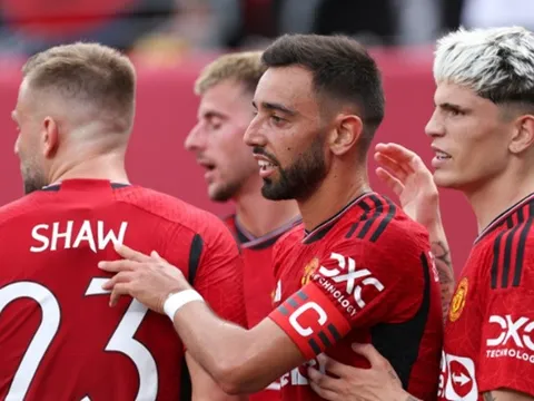 Bruno nổ súng, Man Utd khiến Arsenal ôm hận