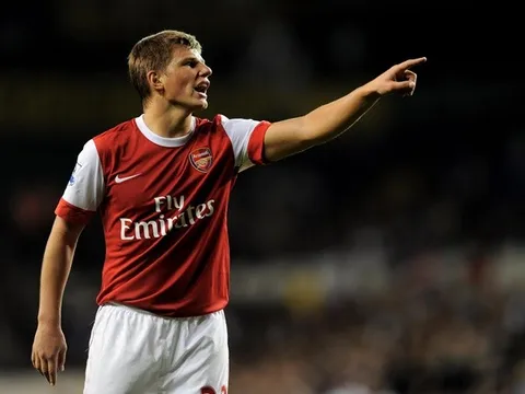 Chúc mừng sinh nhật cầu thủ Nga, Arsenal bị người Ukraine chỉ trích