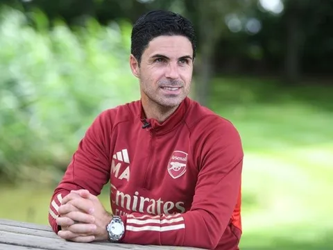 Arteta đáp trả những chỉ trích của Peter Schmeichel về Raya