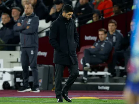 Arsenal cùng lúc phá sản hai kế hoạch chuyển nhượng