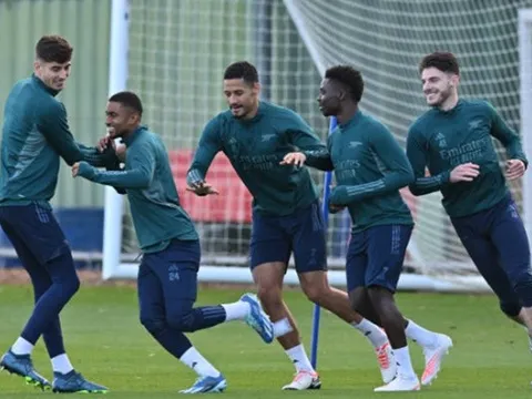 Arteta vào sân chuyền bóng; Thái độ của dàn sao Arsenal