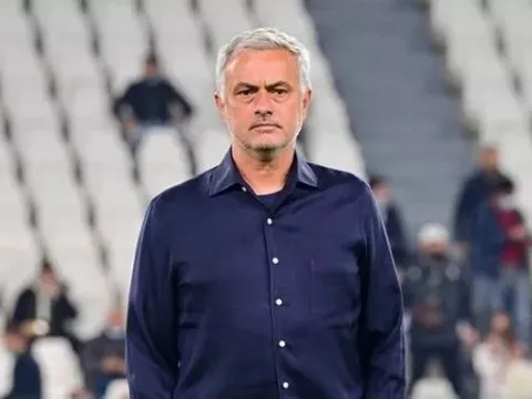AS Roma giống Man Utd, Mourinho bị chỉ trích nặng nề