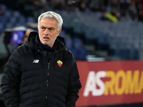 Mourinho: 'Đó là lý do tôi kiếm được nhiều tiền hơn nhà báo các anh'
