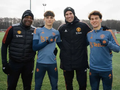 2 báu vật của M.U hào hứng khi đứng cạnh Van Persie