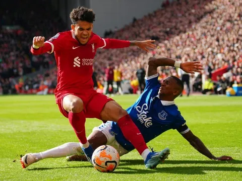 Ashley Young nhận thẻ đỏ, Liverpool đả bại Everton