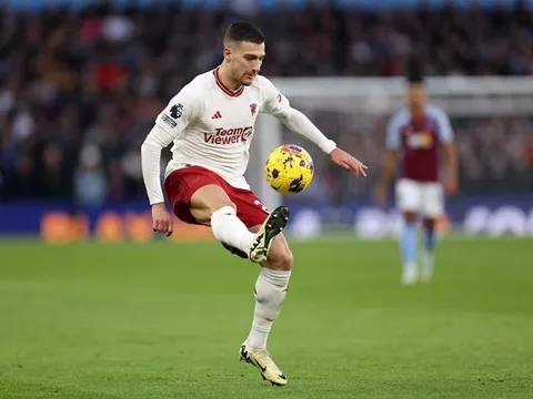 Louis Saha chỉ ra điều Diogo Dalot cần làm ở M.U