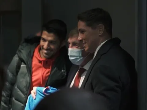 Atletico thua Liverpool, Torres và Suarez cùng làm 1 điều trong đường hầm Anfield