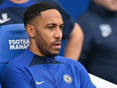 Hasselbaink nêu yếu tố khiến Aubameyang ghi bàn kém Haaland