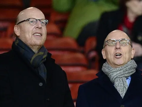 Bị Ronaldo vạch trần, Avram Glazer đáp trả bất ngờ