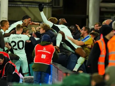 Axel Disasi khiến CĐV Chelsea "cạn lời"