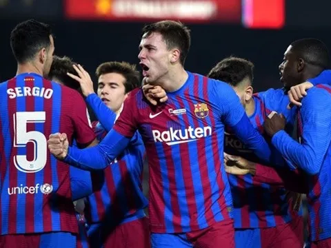 Tiền vệ sinh năm 2002 giải cứu Barca